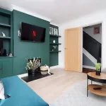 Stylish Home In Bath With Driveway Parking, 10Min From City