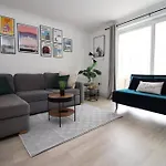 Stylish Home In Bath With Driveway Parking, 10Min From City