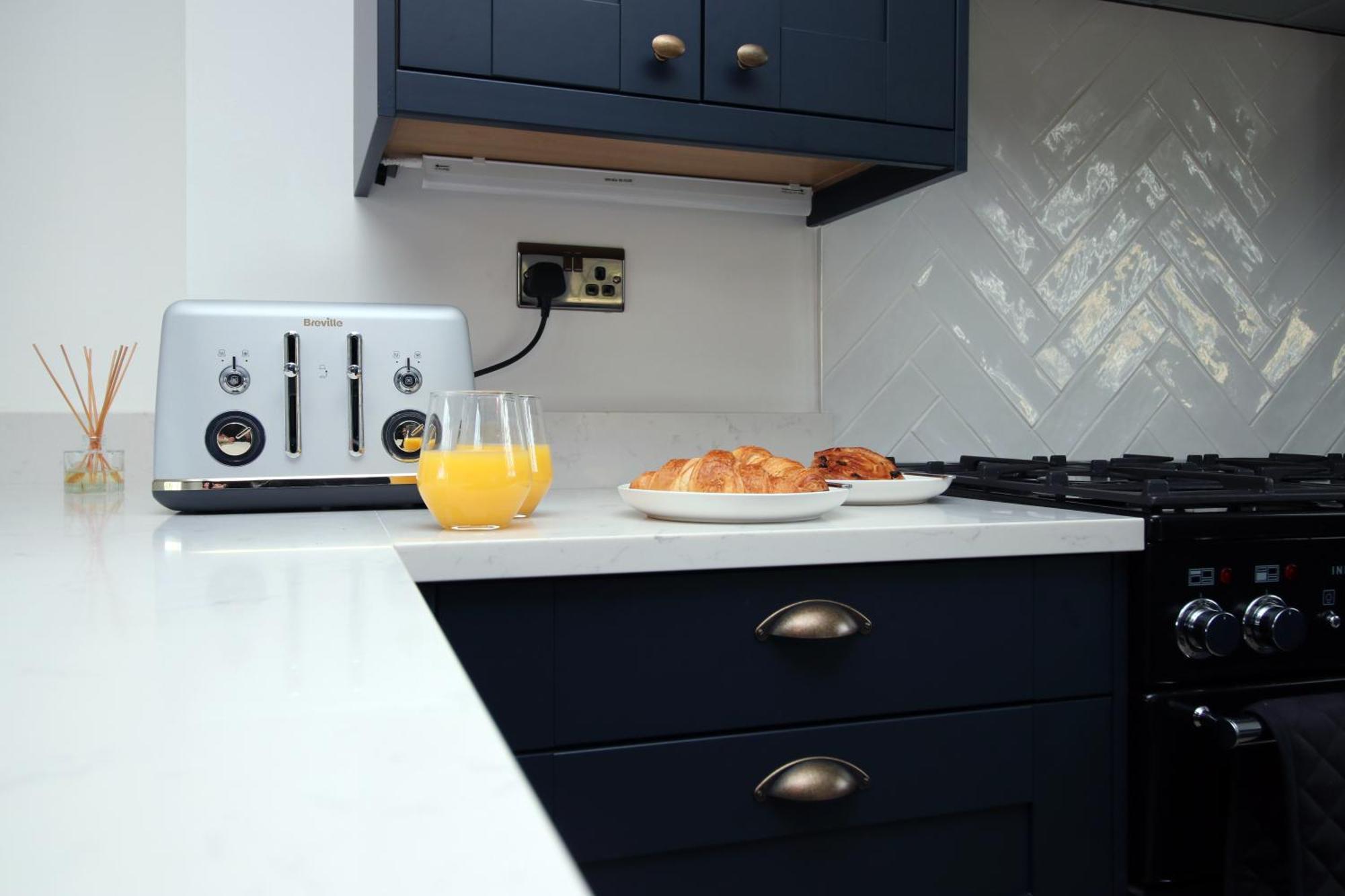 Stylish In With Driveway Parking, 10min From Bath