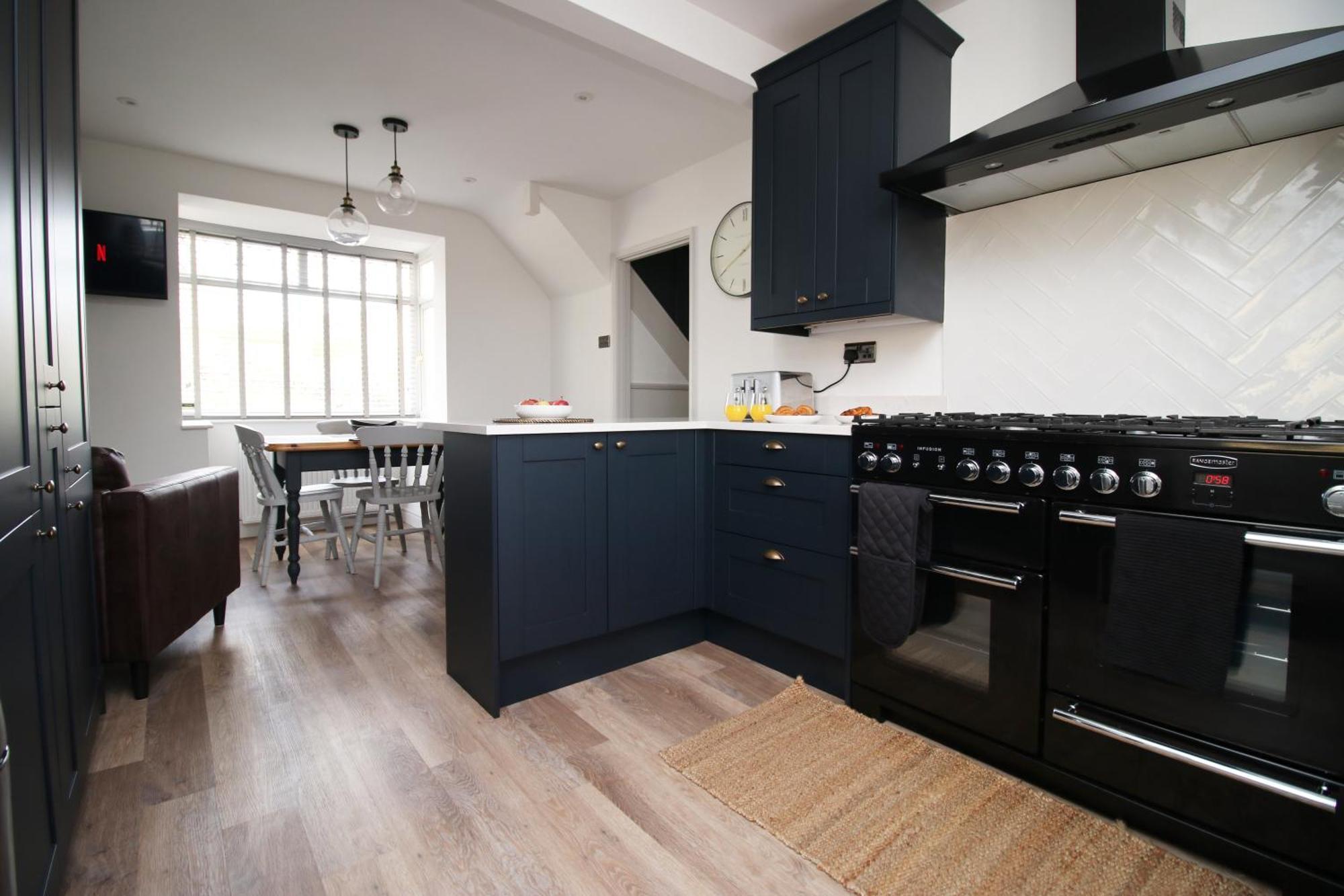 Stylish In With Driveway Parking, 10min From *