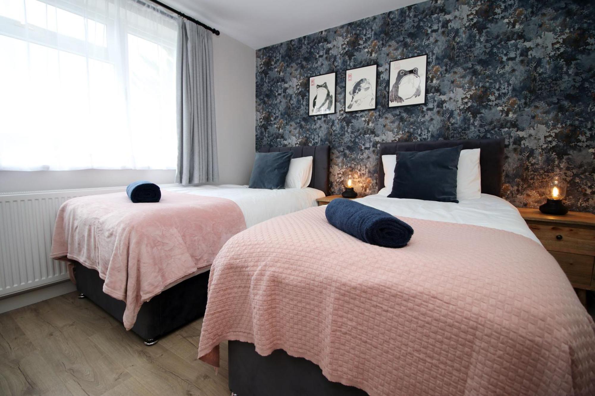 Stylish In With Driveway Parking, 10min From Holiday home *