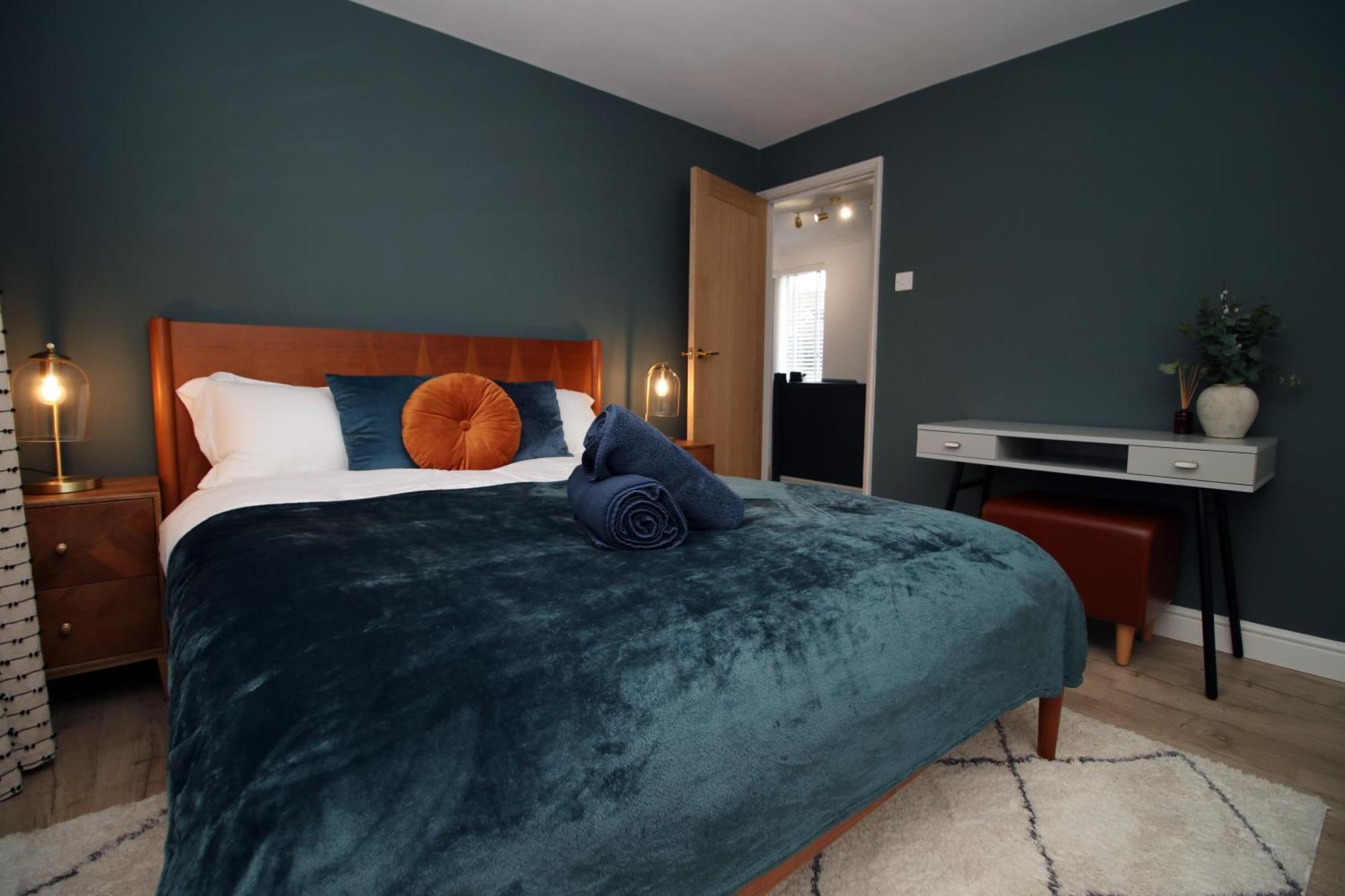 Stylish In With Driveway Parking, 10min From *
