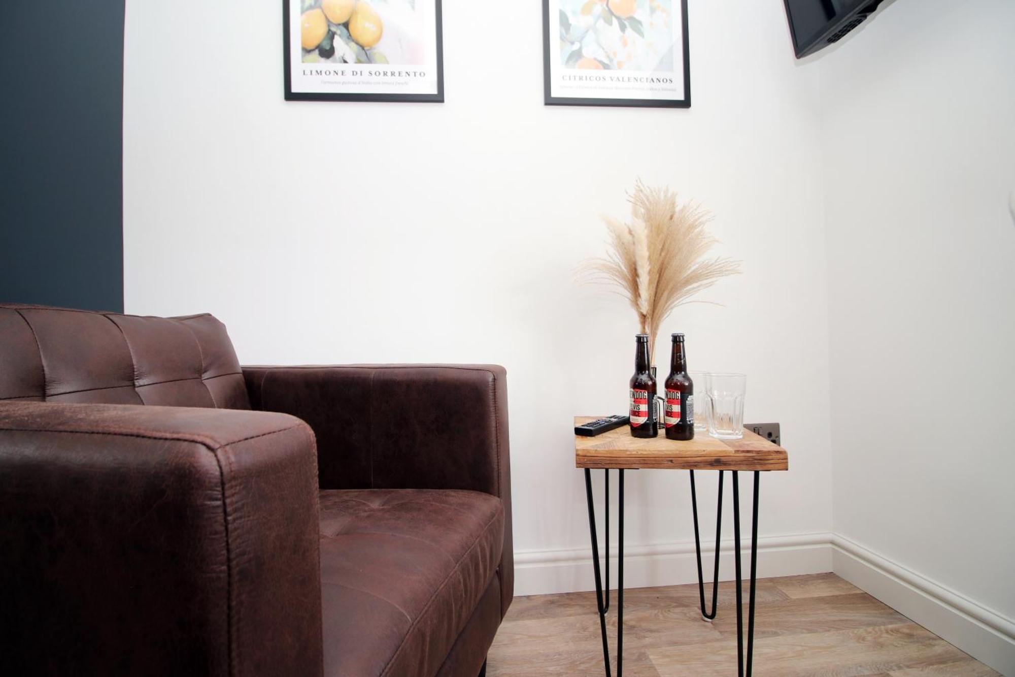 Stylish In With Driveway Parking, 10min From *