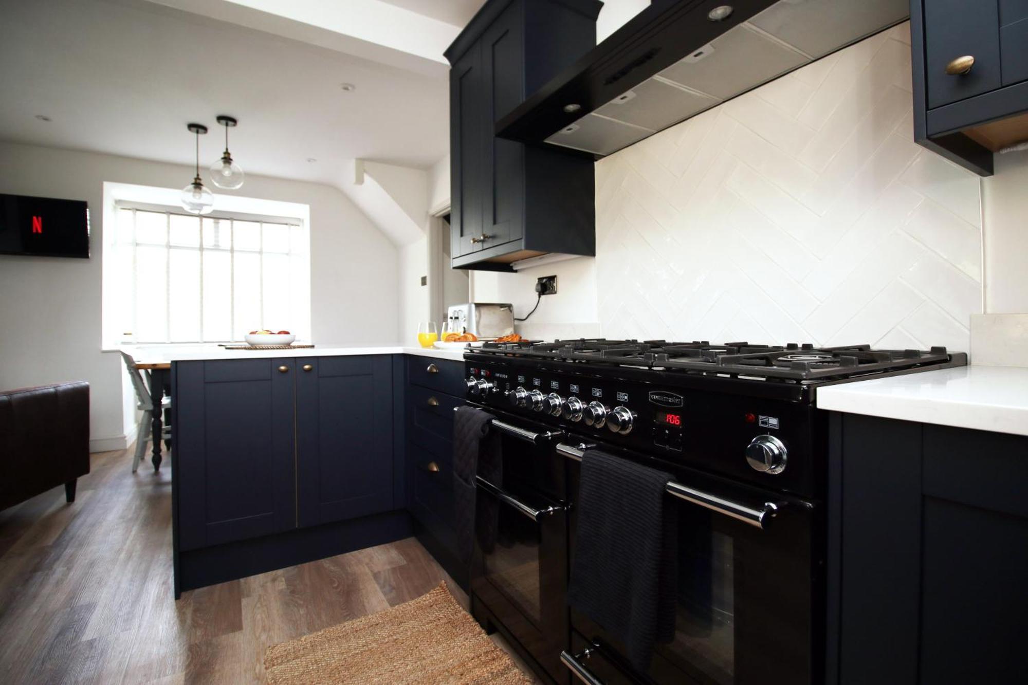Stylish In With Driveway Parking, 10min From Holiday home Bath