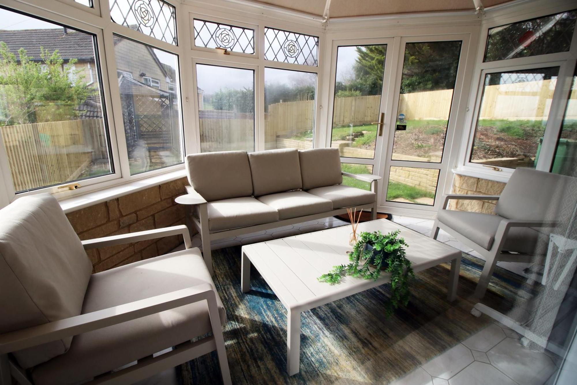 Stylish In With Driveway Parking, 10min From Holiday home *