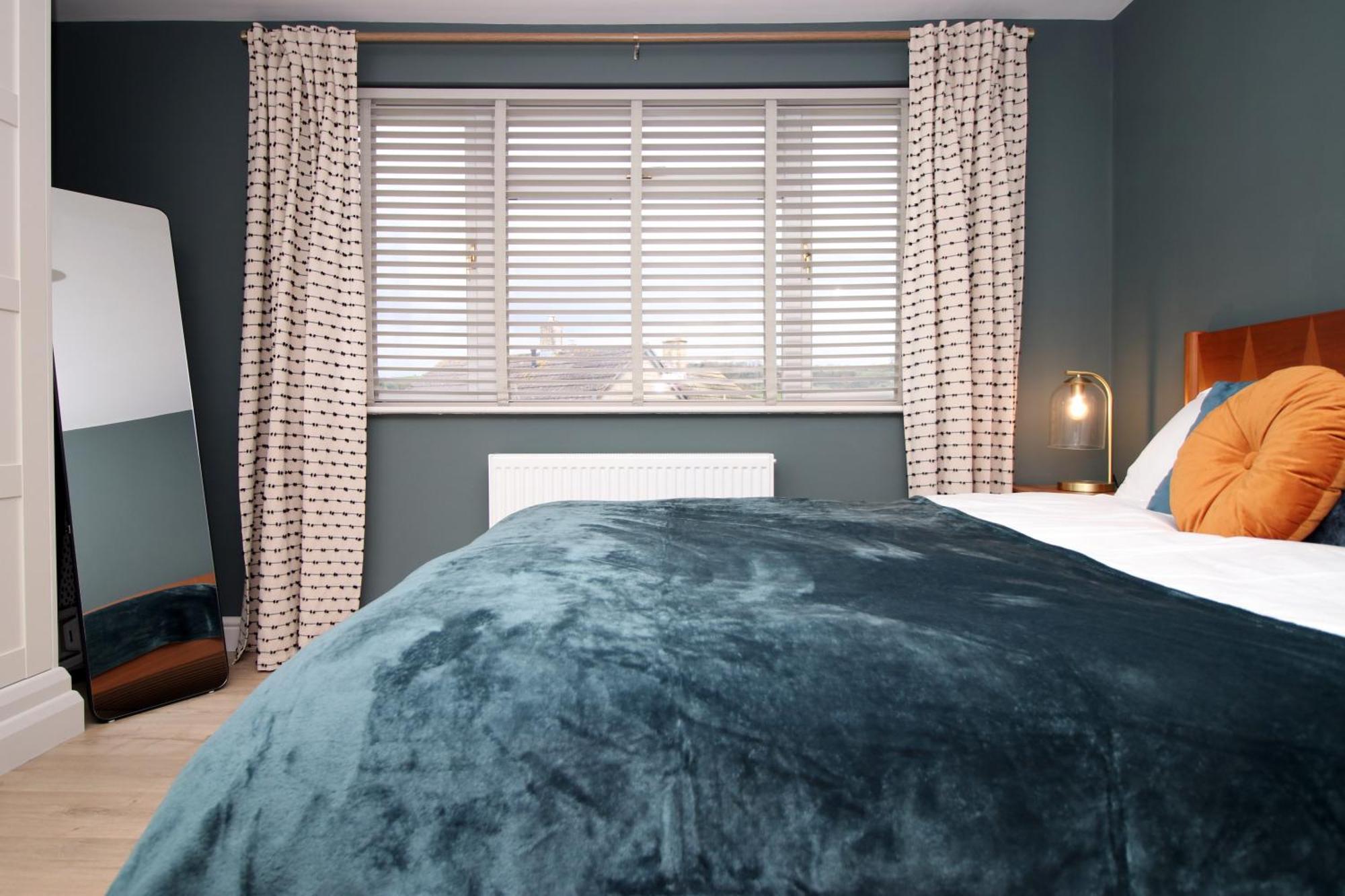 Stylish In With Driveway Parking, 10min From *