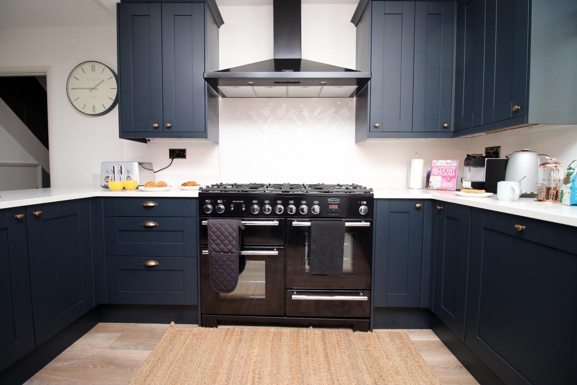 Stylish In With Driveway Parking, 10min From Holiday home *
